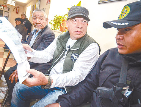 Denuncia. El exjefe del Fondioc Marco A. Aramayo cuando declaró a periodistas, el miércoles. 