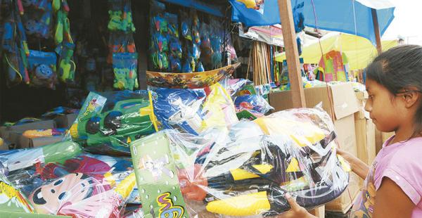 la fiesta mueve el comercio  aumenta  la venta  de productos carnavaleros en la ciudad En los mercados  ya se venden chisguetes, globos y otros envases para jugar con agua