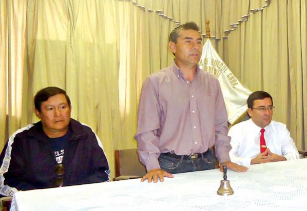 JHONNY VILLARROEL (C) POSESIONA A LA DIRECTIVA, AYER.