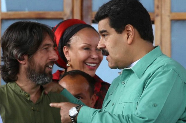 Nicolás Maduro presidió el 13 de diciembre de 2014, desde el Cuartel de la Montaña, el bautizo del Libro Pensamiento Económico de Hugo Chávez en compañía del autor, Alfredo Serrano Mancilla (izq.) / archivo