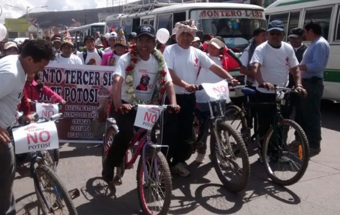 El “patzicletazo” visitó Potosí y va por el séptimo departamento en campaña por el No 