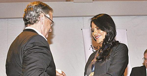 El presidente de la ANP, Pedro Rivero, felicita a Zulma Camacho