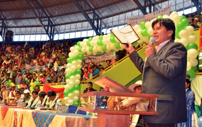 Vásquez es el tercer gobernador del MAS que promueve el Sí en actos de entrega de obras 