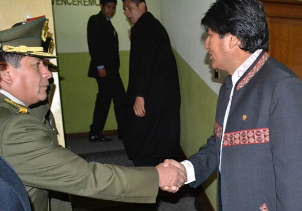 El comandante general de la Policía, Ramiro Téllez, saluda al presidente Evo Morales, ayer en La Paz. - Abi Agencia