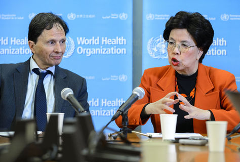 Margaret Chan (der.) y el profesor David L. Heymann durante la conferencia de prensa de la OMS. Foto: AFP