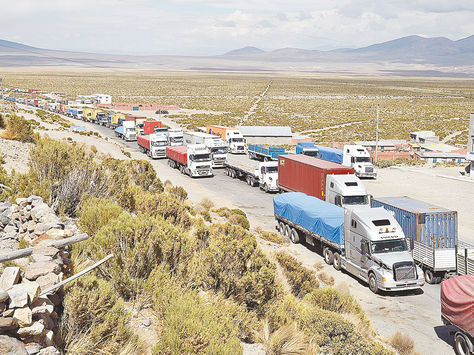 Tambo Quemado. Cientos de camiones de transporte pesado cortan la ruta en la frontera con Chile.