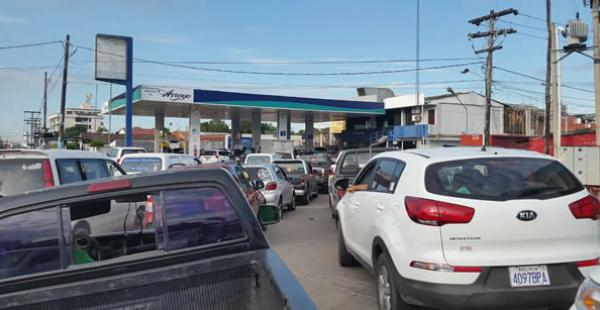 Conductores colapsan la atención de algunas estaciones de servicio en busca de carburante