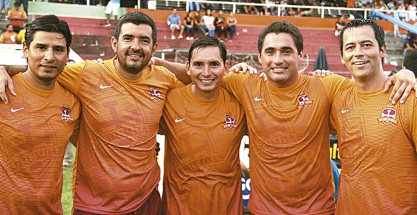 Juan José Paz, Arturo Cronenbold, Esteban Román, Rafael Pacheco y Rolando Rivero, integrantes de la comparsa Turumbas
