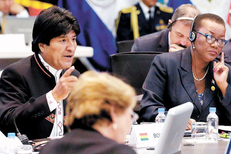 Cumbre. Evo Morales en la plenaria de la Celac, mientras Michelle Bachelet (de espaldas) escucha la intervención.