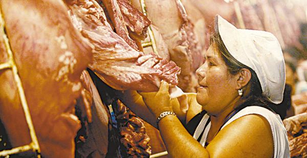 Los precios de la carne de pollo y de cerdo siguen subiendo