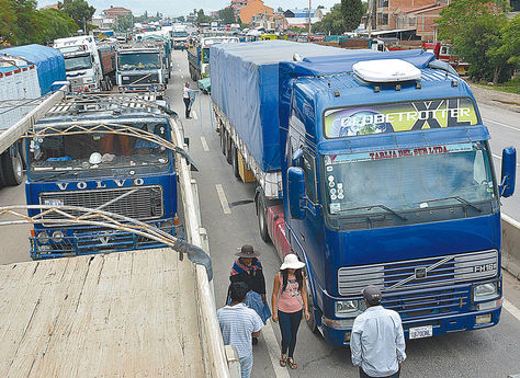 Cochabamba. Afectados por el bloqueo de camiones de alto tonelaje en la localidad de Suticollo.
