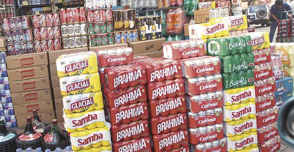 En el pasillo Pajonal, zona de La Ramada, la oferta de precio de cervezas brasileñas es surtida