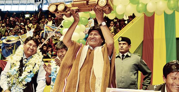 En la entrega  del coliseo en Oruro, el presidente Evo Morales exhibió el ‘camioncito’ del Sí junto a Vásquez