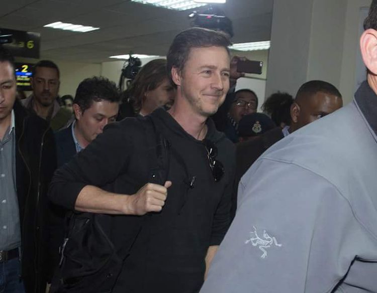El actor Edward Norton a su arribo al aeropuerto internacional de El Alto, en Bolivia. Foto: CBN
