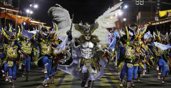 Más de 20.000 bailarines bailaron por las calles de la ciudad de Oruro sorprendiendo con su talento y trajes típicos a las miles de personas que se dieron cita al lugar