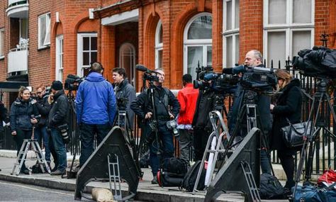 Hoy. Periodistas posicionados frente a la embajada ecuatoriana en Londres, donde el fundador de WikiLeaks, Julian Assange está encerrado. Foto: AFP