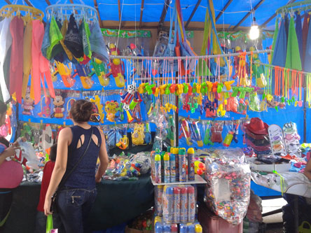 Los centros de abastecimiento se  llenan de accesorios carnavaleros 