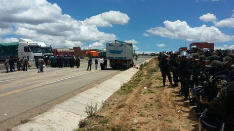 La Policía consiguió despejar el bloqueo en la Apacheta, en la ruta  La Paz - Oruro. Foto: Miguel Carrasco
