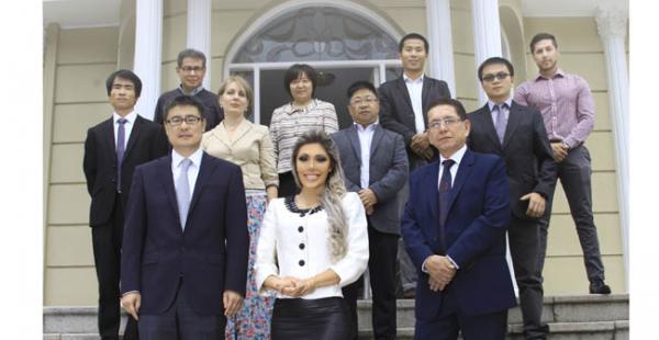 Gabriela Zapata posa junto al equipo de empresarios que conforman la firma CAMC. La imagen fue la portada de una separata