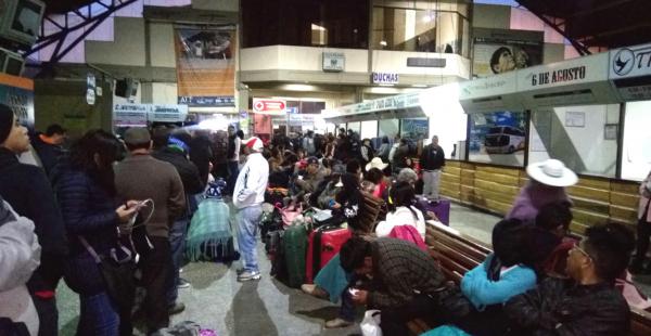 Cientos de viajeros se encuentran en la terminal de buses de Cochabamba en espera de poder continuar el viaje hacia sus destinos