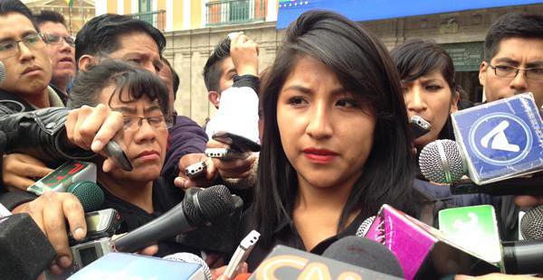 Eva Liz Morales llegó hasta plaza Murillo y tuvo un cuidadoso contacto con medios de comunicación, supervisado por sus acompañantes.