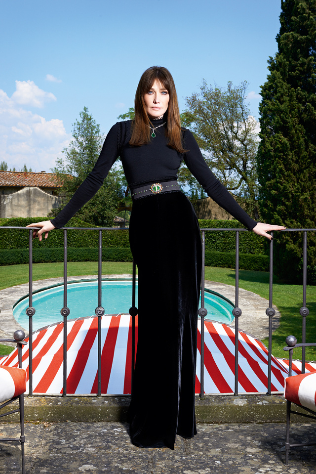 Carla Bruni luce vestido de Lanvin, collar de platino, esmeraldas y diamantes y cinturón con broche de platino, oro blanco, ónice, peridotos, granates y diamantes, ambos de Bulgari Alta Joyería. 