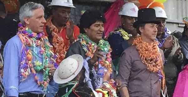 El vicepresidente, Álvaro García, el presidente, Evo Morales y el actor Edward Norton