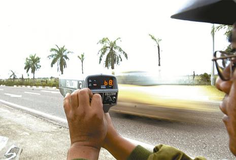 CONTROL DE VELOCIDAD. Un efectivo de la Policía Caminera con una pistola de radar controla la velocidad de los conductores