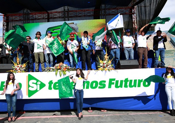 El presidente Evo Morales durante un acto de campaña electoral junto a dirigentes sindicales. -   Abi Agencia