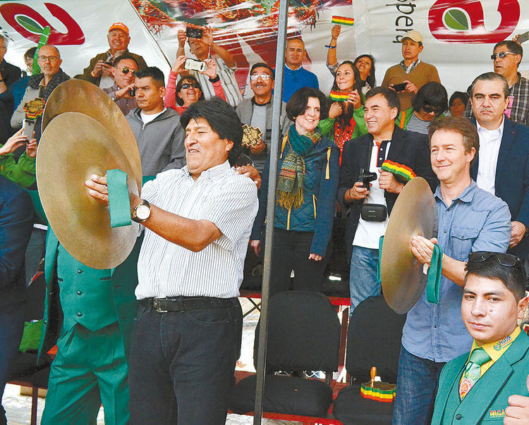 diversión. El presidente Evo Morales y el actor de cine Edward Norton tocaron platillos de la banda Pagador de Oruro. Foto: ABI