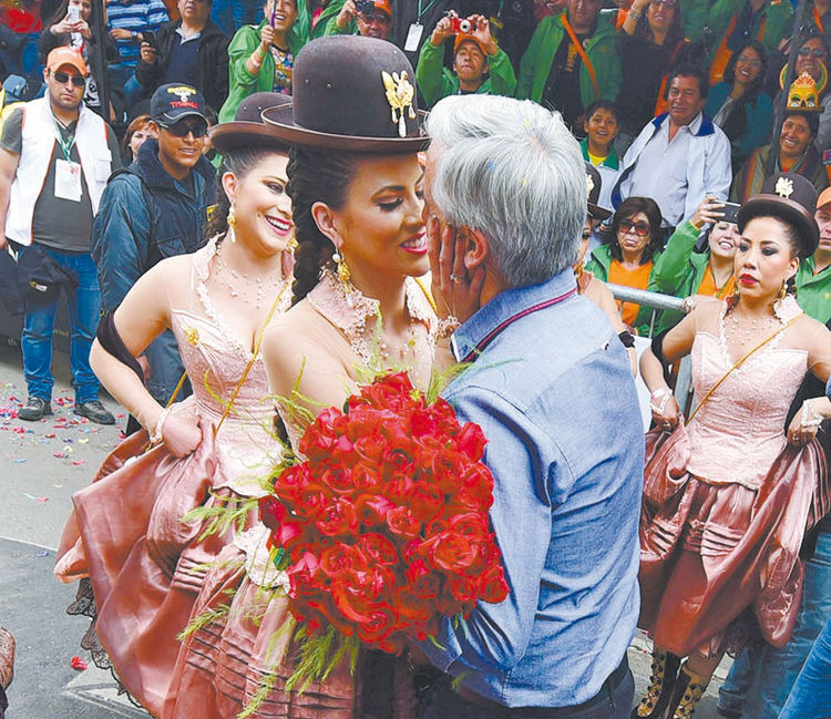 flores. Álvaro García Linera dio encuentro a su esposa. Foto: Alejandra Rocabado