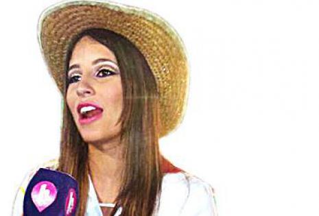 DE BOLIVIA PARA EL MUNDO.  La Chica HTV, del canal de música internacional, Anaís Castro, estuvo en el cambódromo