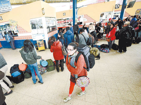 molestia. En los días de bloqueo, pasajeros esperaban viajar a Oruro y otros destinos en la terminal de La Paz. Foto: Wara Vargas-archivo