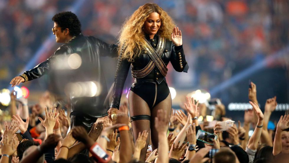 Beyonce junto a Bruno Mars en su actuación en la Super Bowl 2016