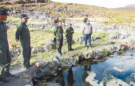 Supervisión. Tres efectivos de las FFAA junto al ministro de Defensa, Reymi Ferreira, en una visita a la frontera.
