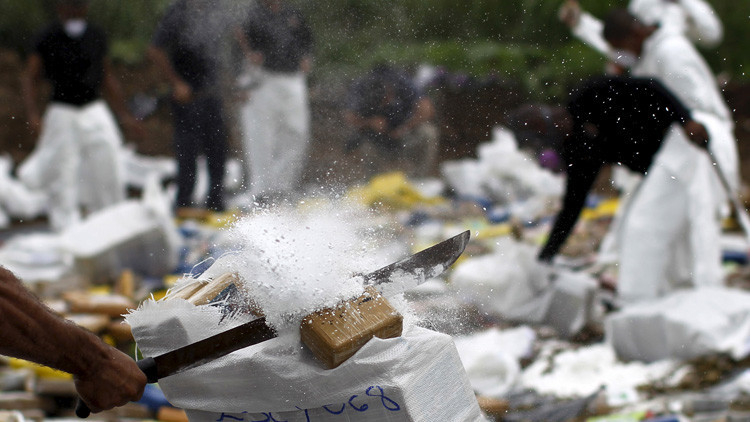 Un agente de la Policía Nacional destruye paquetes de drogas en la Ciudad de Panamá, Panamá