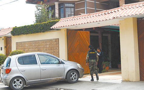 Interdicción. Policía en la confiscación de un inmueble y un vehículo a narcotraficantes, en 2013, Cochabamba.