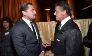 Leonardo Di Caprio junto al célebre Sylvester Stallone. La polémica por la falta de artistas negros en las nominaciones no fue un tema que preocupara a los presentes