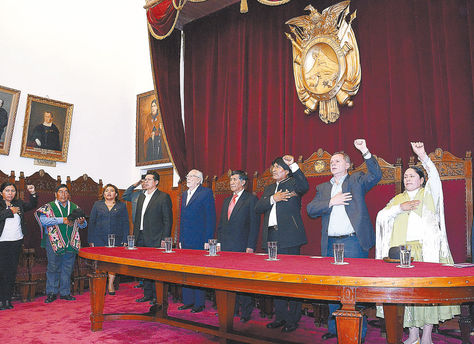 Sucre. El presidente Evo Morales y autoridades de tres órganos del Estado entonan el Himno Nacional, antes de que rijan tres nuevos códigos.