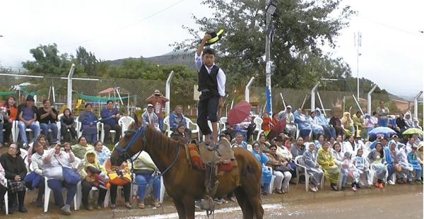 Un niño carnavalero demuestra su pericia sobre un caballo