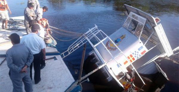 La nave se hundió parcialmente y pertenece a la empresa de transporte de la Armada