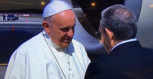El papa Francisco es recibido por el presidente de Cuba, Raúl Castro, a su llegada a La Habana