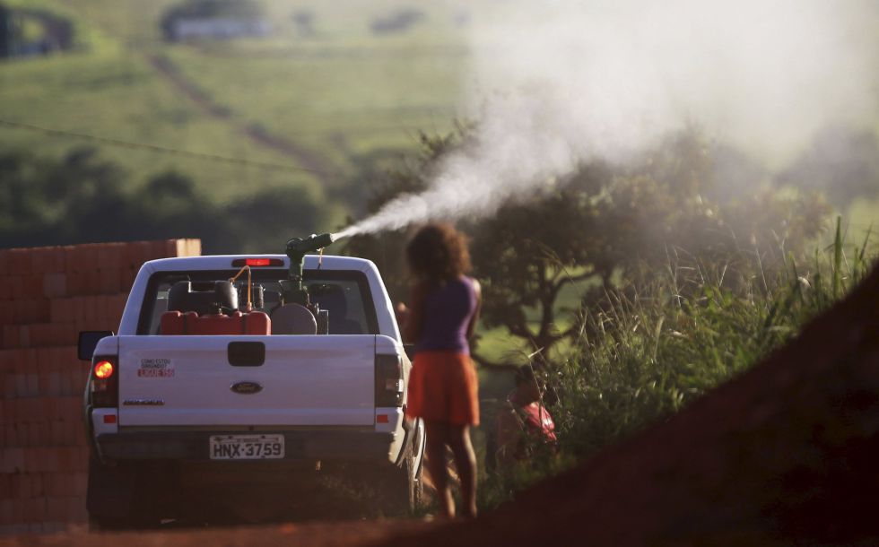 Un equipo fumiga contra el mosquito 'Aedes' en Sao Sebastiao, el 11 de febrero. 
