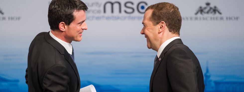 El primer ministro ruso, Dmitri Medvédev saluda a su homólogo francés, Manuel Valls, en la cumbre de seguridad de Múnich.