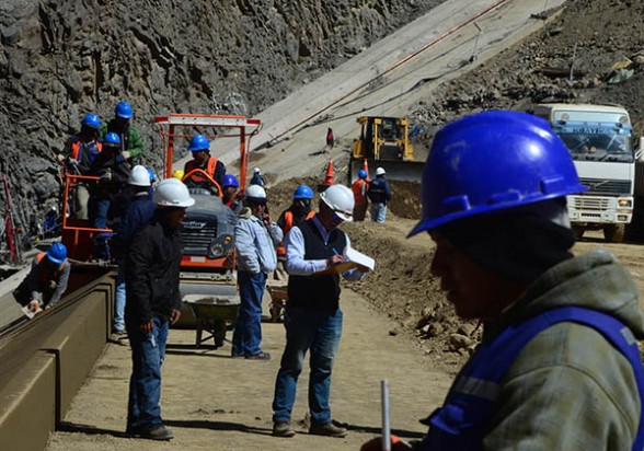 Obreros de la empresa china Camce en Misicuni, Cochabamba. - Los Tiempos Foto | Los Tiempos