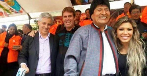 Esta imagen circula en las redes sociales en la que se ve al presidente Morales junto a su expareja Gabriela Zapata