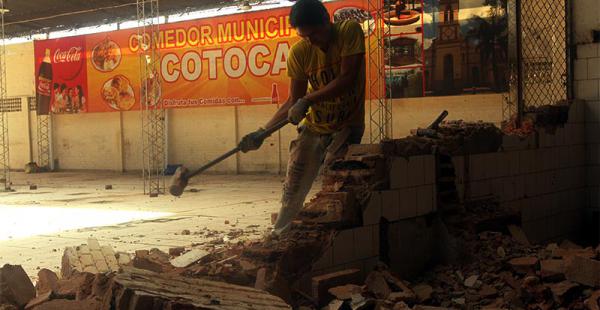 un sitio de  gran tradición varias generaciones de comideras tienen ahí su fuente  de trabajo Desde el jueves en el viejo mercado ya se han derribado  parte de sus muros y se está retirando el tinglado.