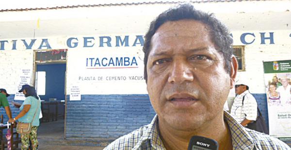 Representante    de la OTB de Yacuses, Raúl Bravo Peinado, encabezó la protesta