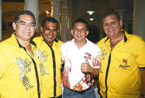 Los Chuturubises, de amarillo, ‘Lucho’ Ruiz, Jorge Jáuregui y Rolando Pol, con el pichón Javier Silva, quienes se pusieron al día en las noticias carnavaleras