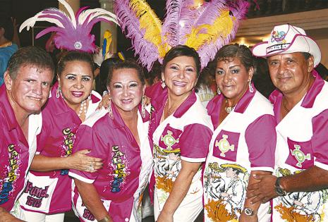 Delicia Flores, Mariela Gutiérrez, Alicia Tuero y Ruly Justiniano de la comparsa Callejeros, muy vistosos con sus casacas y ellas con sus plumas